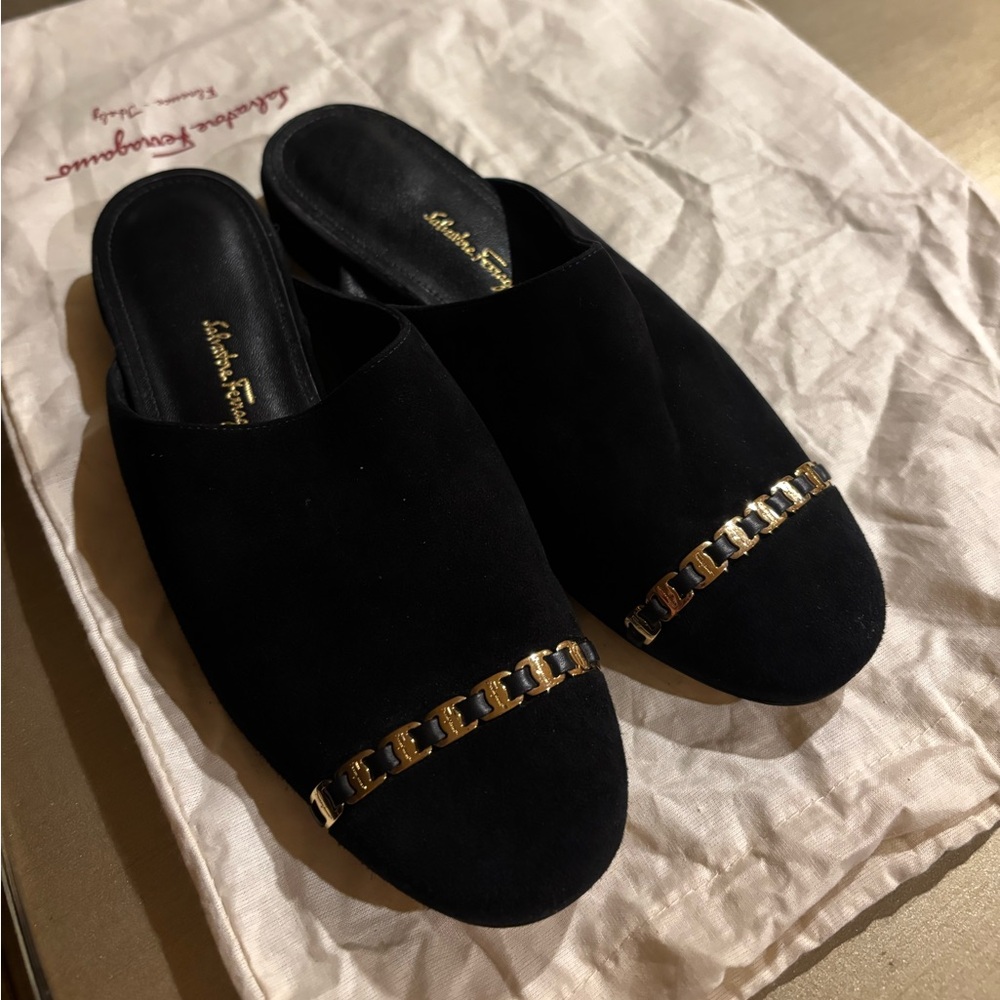 Salvatore Ferragamo
Suede Chain-Link Accents Mules